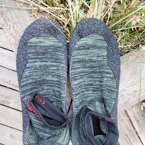 Mens water sock, size 13, crip rubber for bottom, green and black